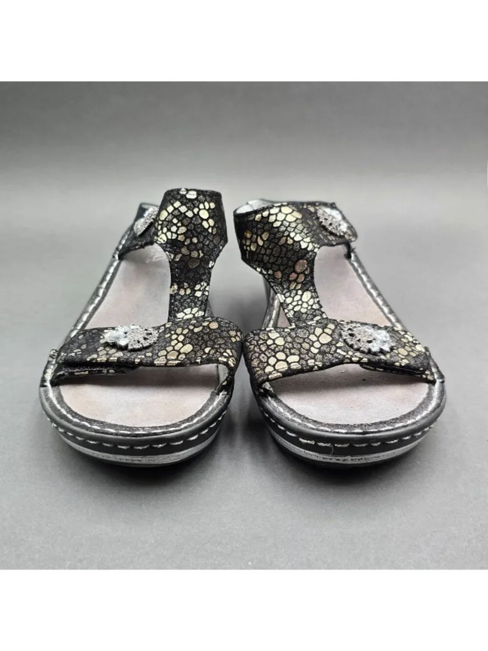 Alegria Lara Pewter Mosaic Wedge Sandals Size 37 T-Strap Comfort Slide - Picture 3 of 13
